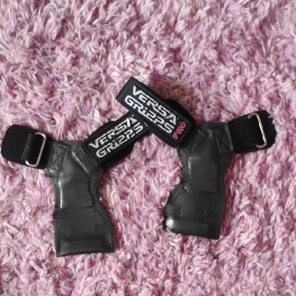 Men’s Black Lifting Grips with Wrist Straps